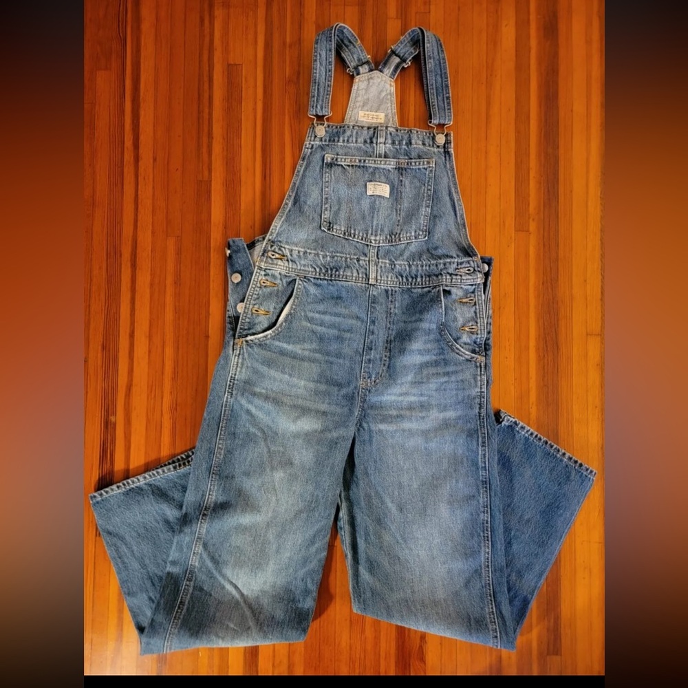 Levi’s premium vintage overalls
Color: On Hiatus
Size: M